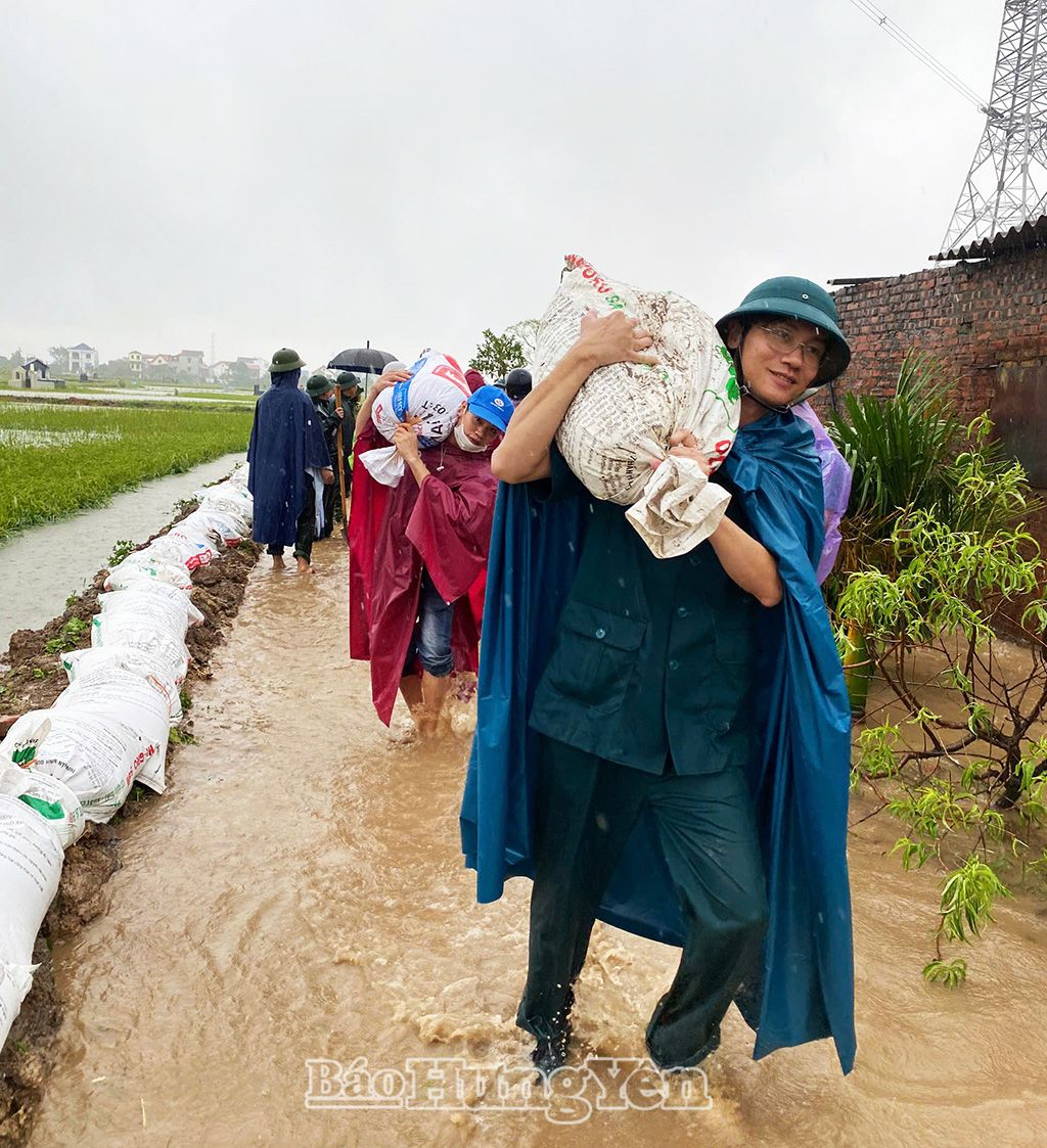 Đắp đất chống tràn tại xã Lương Tài