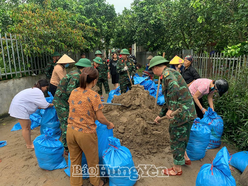 Đóng bao cát để đắp đập ngăn nước sông tràn vào làng tại xã Lý Thường Kiệt (Yên Mỹ)