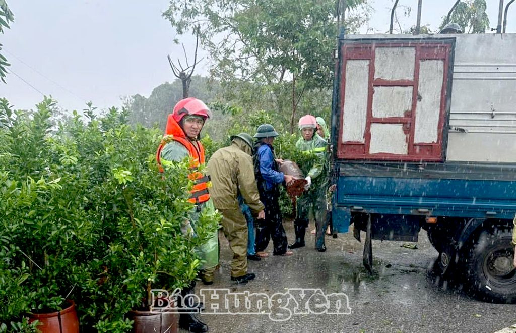 Lực lượng chức năng hỗ trợ người dân xã Bình Minh (Khoái Châu) di chuyển tài sản đến nơi an toàn