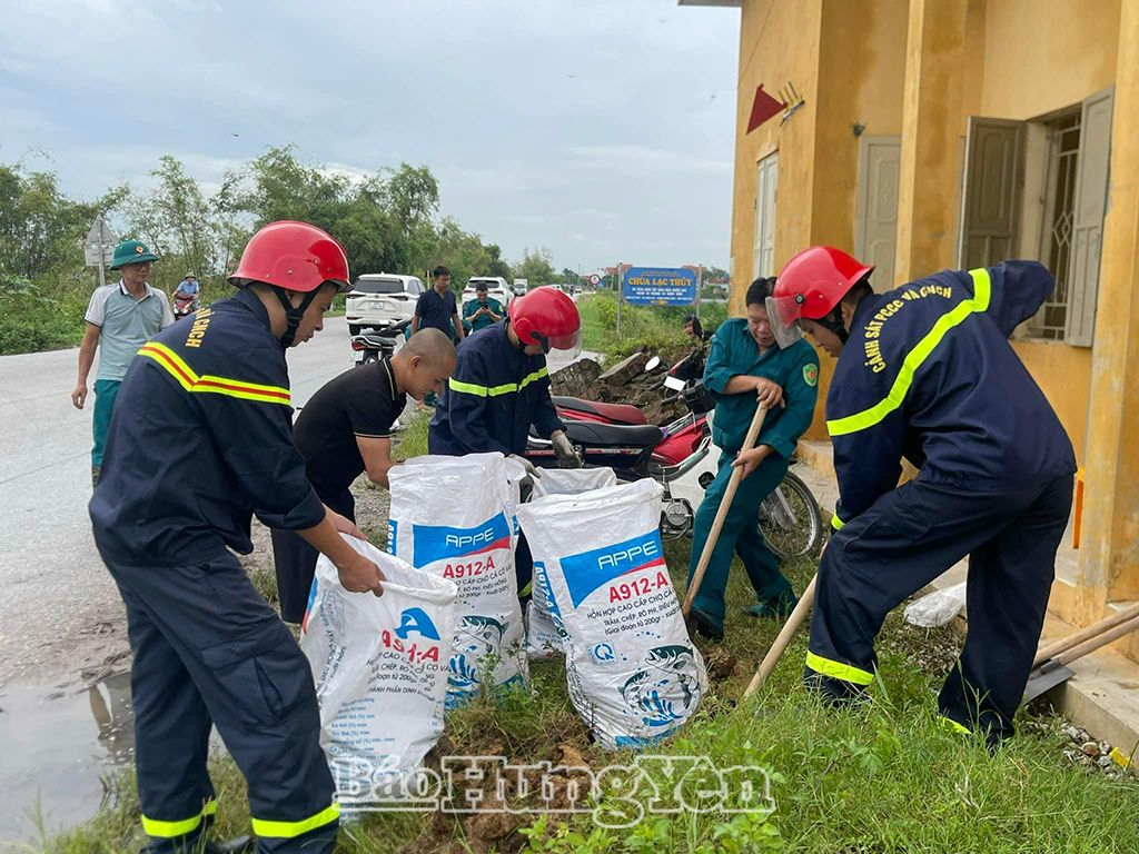 Lực lượng chức năng và người dân huyện Khoái Châu tham gia hỗ trợ gia cố đê