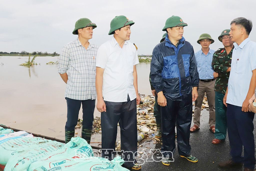 Đồng chí Phó Bí thư Thường trực Tỉnh ủy, Chủ tịch HĐND tỉnh Trần Quốc Toản kiểm tra, động viên lực lượng canh đê bối xã Nguyên Hòa (Phù Cừ)