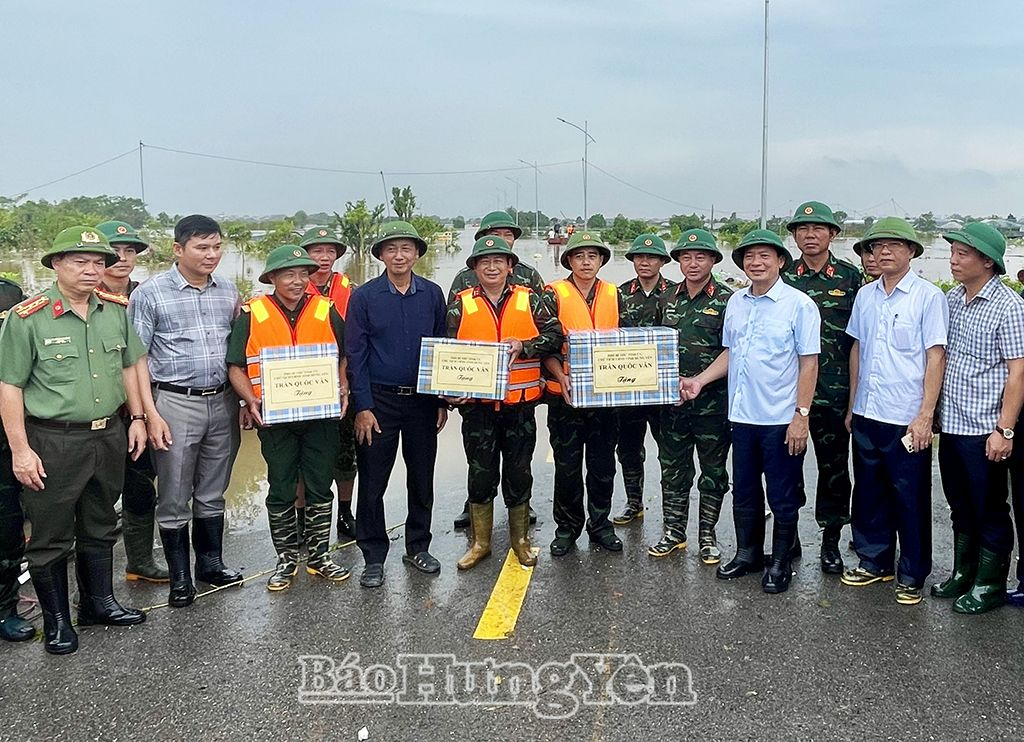 Chủ tịch UBND tỉnh Trần Quốc Văn thăm hỏi, động viên lực lượng đang làm nhiệm vụ ứng phó với mưa, lũ tại cống Sơn Hô, xã Phụng Công (Văn Giang)