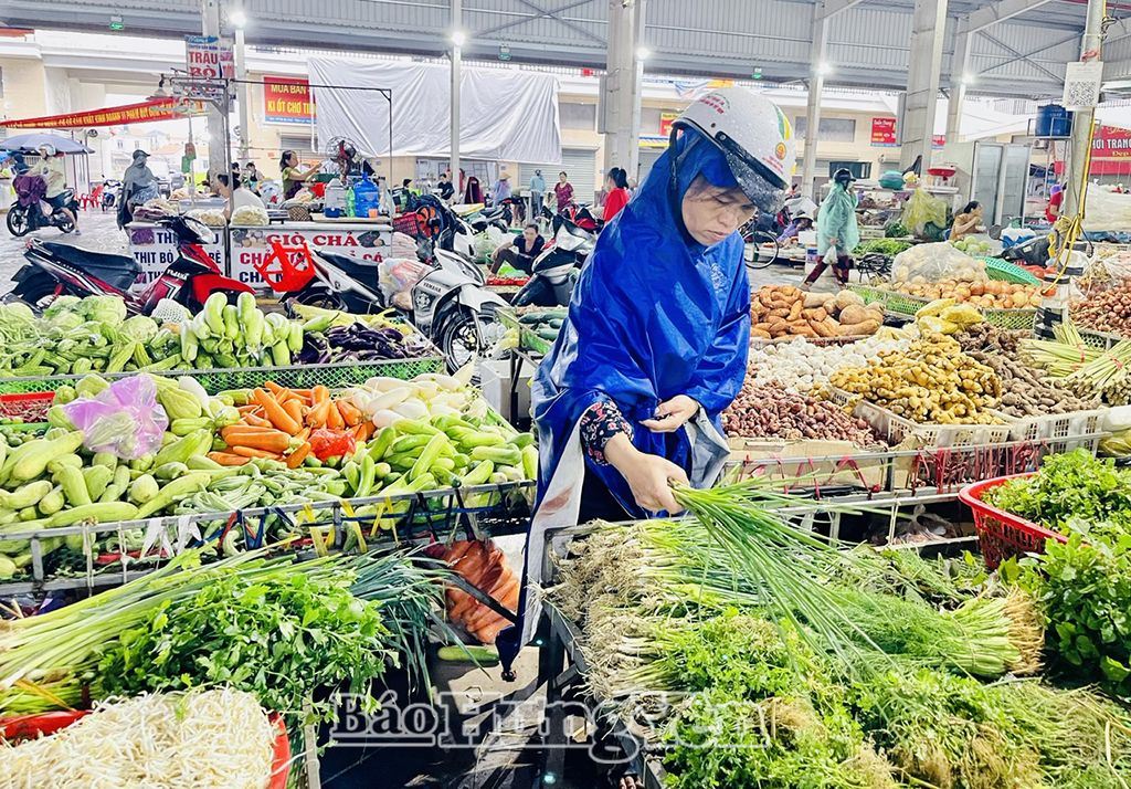 Người dân lựa chọn mua rau xanh tại chợ Tiên Lữ