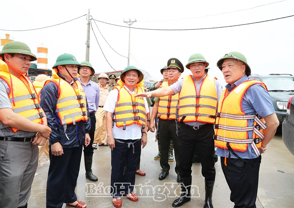 Phó Thủ tướng Thường trực Chính phủ Nguyễn Hòa Bình cùng đoàn công tác đến kiểm tra việc phòng, chống mưa lũ trên sông Hồng tại xã Phú Thịnh (Kim Động)