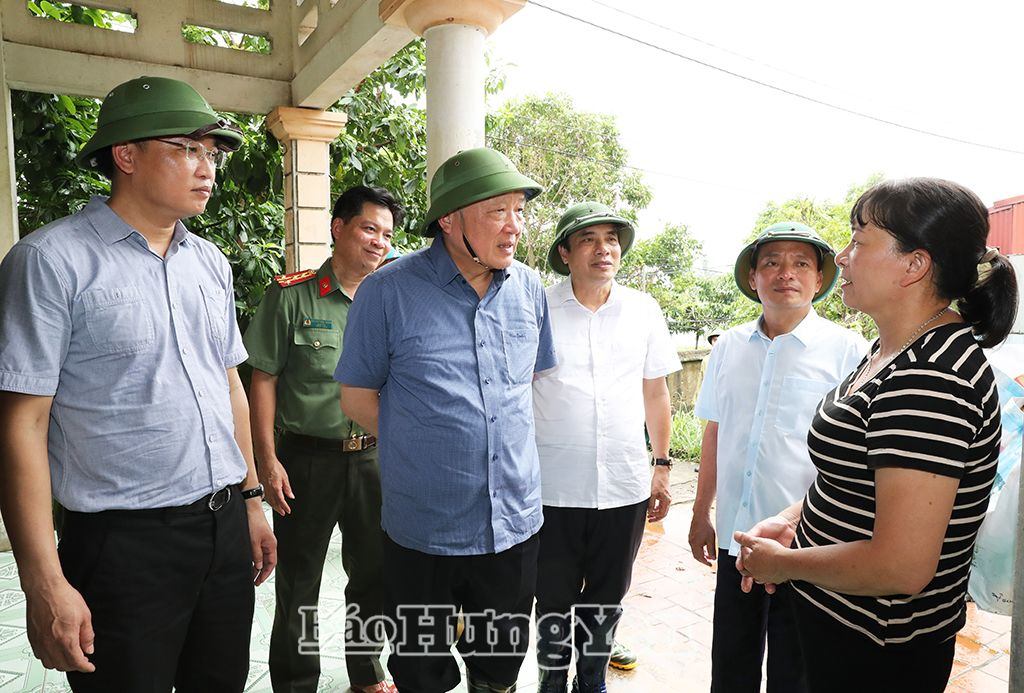 Phó Thủ tướng Thường trực Chính phủ Nguyễn Hòa Bình thăm hỏi, động viên hộ dân bị ảnh hưởng bởi mưa lũ tại xã Hùng Cường (thành phố Hưng Yên)