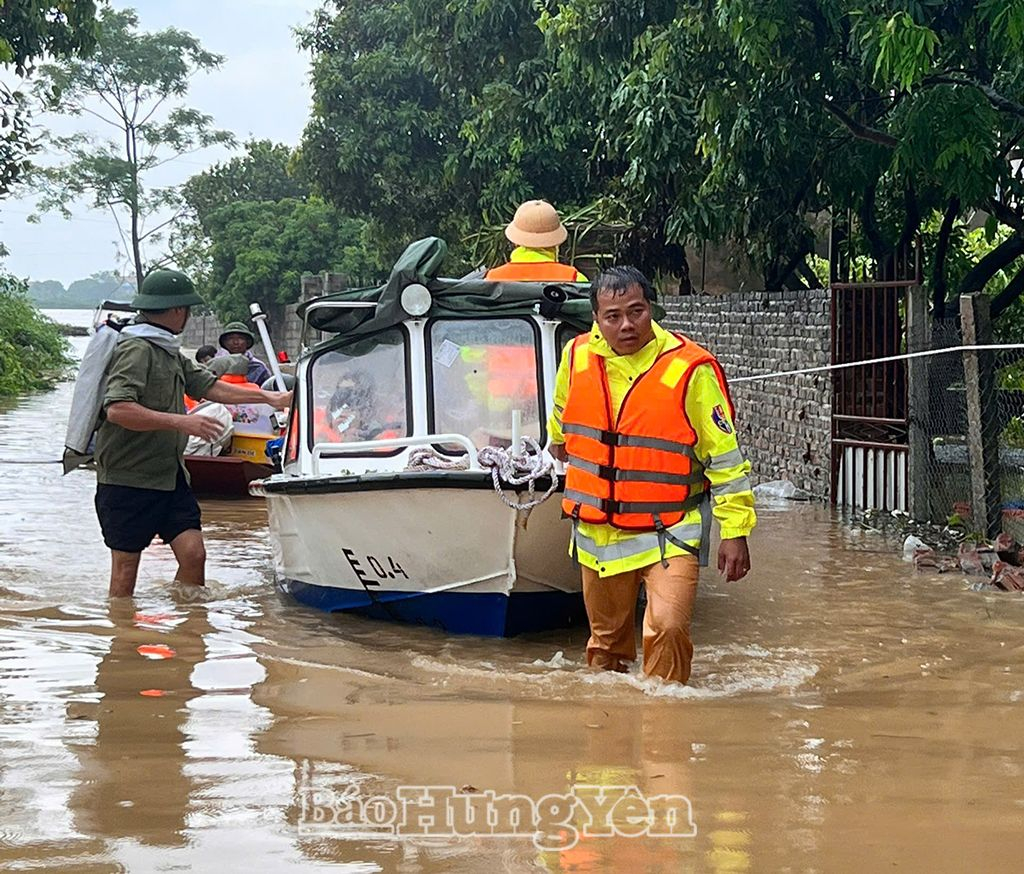 Lực lượng Cảnh sát giao thông hỗ trợ người dân ở xã Hùng Cường (thành phố Hưng Yên) di dời đến nơi an toàn