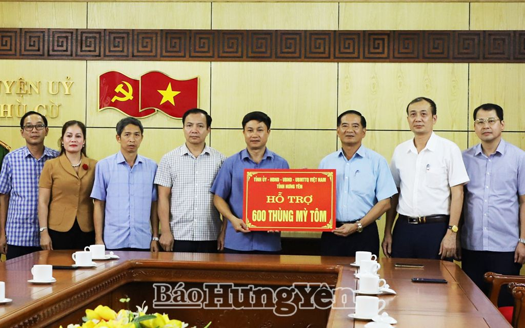 Đồng chí Đặng Ngọc Quỳnh, Uỷ viên Ban Thường vụ Tỉnh uỷ, Trưởng ban Nội chính Tỉnh uỷ trao tượng trưng số hàng hỗ trợ của tỉnh cho huyện Phù Cừ