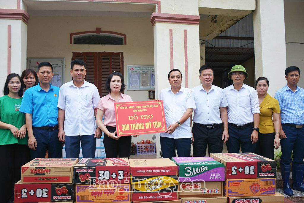 Đồng chí Bí thư Thành uỷ Hưng Yên Phạm Huy Bình trao quà hỗ trợ của tỉnh cho đại diện các phường, xã bị ảnh hưởng do bão, lũ.