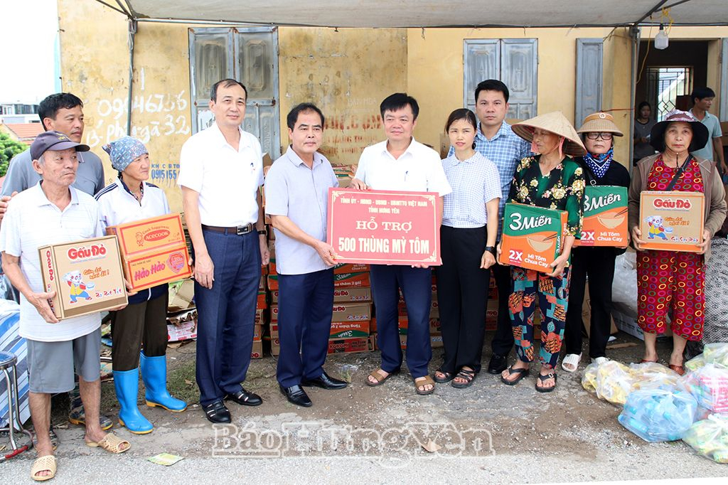 Đồng chí Bí thư Huyện ủy Văn Giang Lê Văn Hưng trao hàng hỗ trợ các hộ dân trong huyện bị ảnh hưởng bởi mưa, lũ