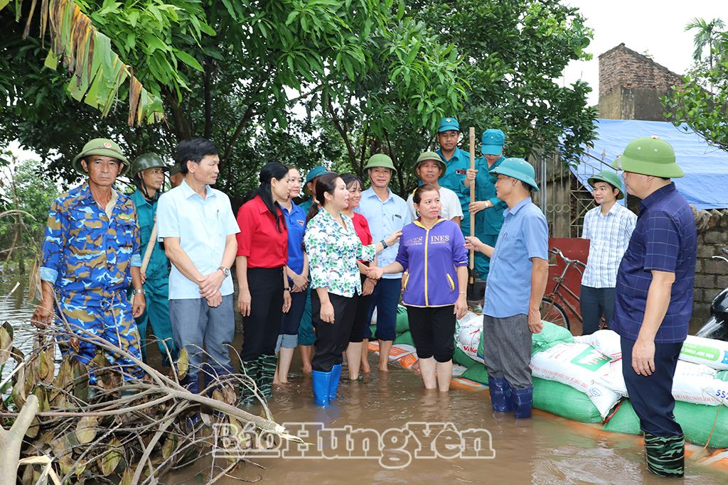 Đồng chí Trần Thị Tuyết Hương, Phó Chủ tịch HĐND tỉnh động viên lực lượng ứng trực phòng, chống, khắc phục thiệt hại do mưa bão tại thôn Bình Đôi, xã Vũ Xá (Kim Động)