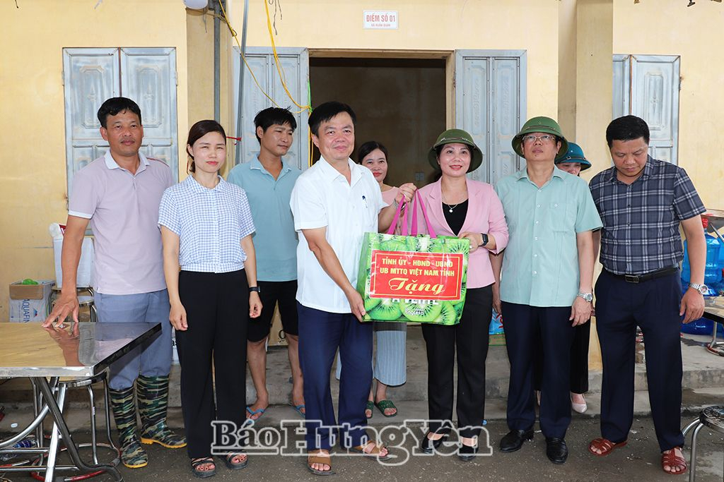 Đồng chí Trần Thị Tuyết Hương, Phó Chủ tịch HĐND tỉnh trao quà của Tỉnh ủy, HĐND, UBND, Ủy ban MTTQ Việt Nam tỉnh tặng lực lượng ứng trực, khắc phục hậu quả sau bão lụt ở xã Xuân Quan (Văn Giang)