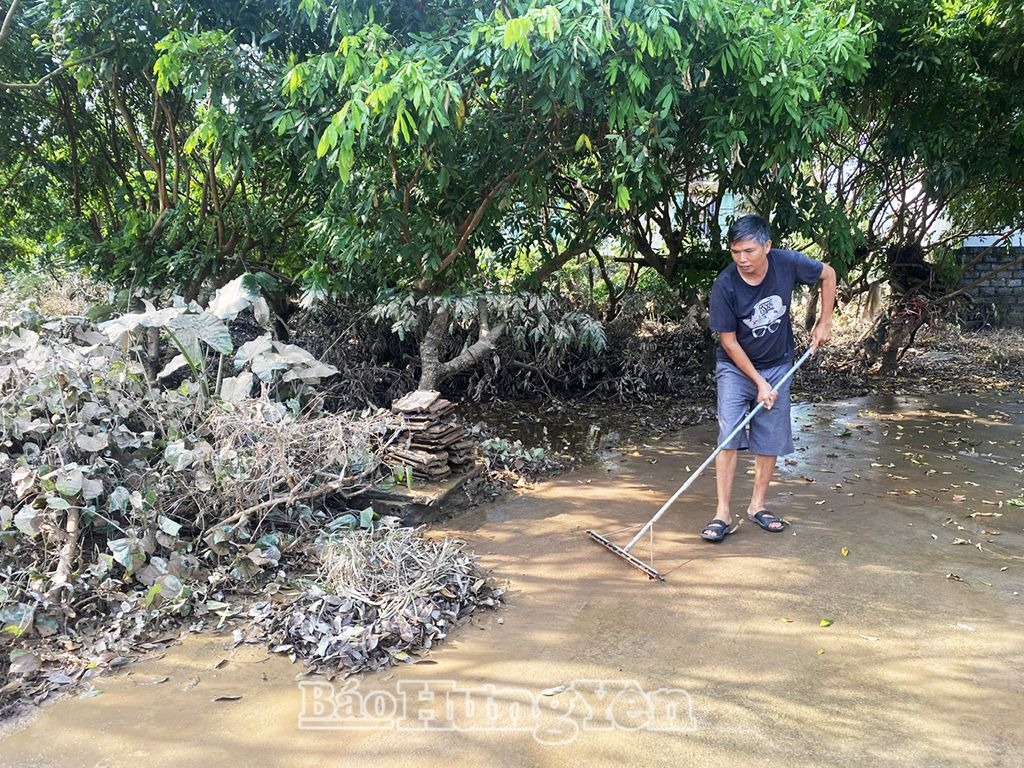 Người dân xã Tân Hưng (thành phố Hưng Yên) dọn vệ sinh đường vào nhà bị ngập úng sau khi nước lũ rút