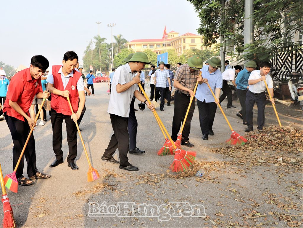 Đồng chí Bí thư Tỉnh uỷ Nguyễn Hữu Nghĩa cùng các đại biểu tham gia dọn vệ sinh môi trường tại thành phố Hưng Yên 