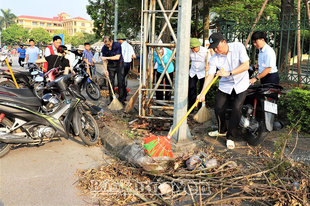 Các đồng chí lãnh đạo tỉnh và các đại biểu tham gia dọn vệ sinh khu vực Quảng trường Nguyễn Văn Linh (thành phố Hưng Yên) 