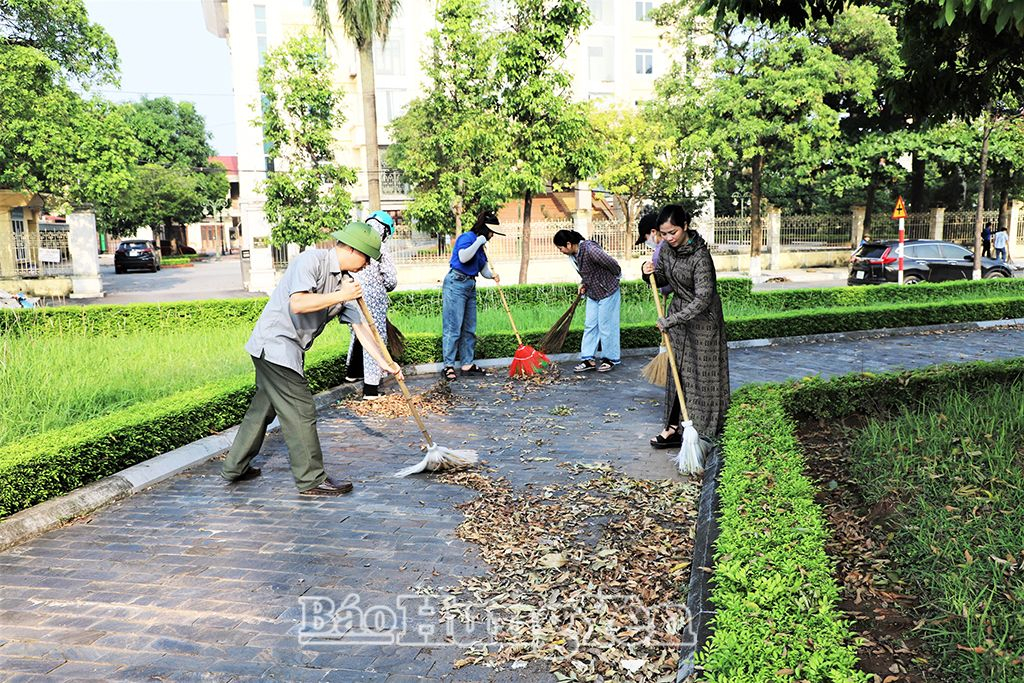 Các tầng Nhân dân tham gia dọn vệ sinh các khu vực công cộng