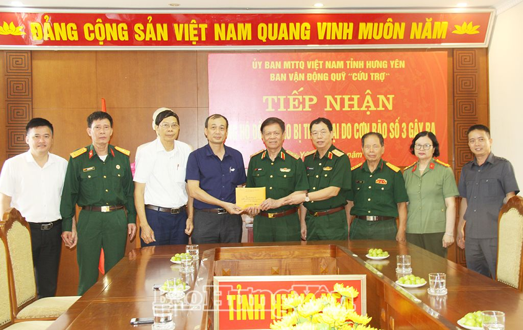  Ban liên lạc Hội đồng hương Hưng Yên tại Hà Nội trao tiền hỗ trợ tỉnh Hưng Yên bị ảnh hưởng do bão số 3