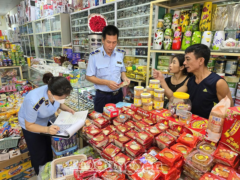 Lực lượng QLTT tỉnh kiểm tra cơ sở kinh doanh bánh trung thu 