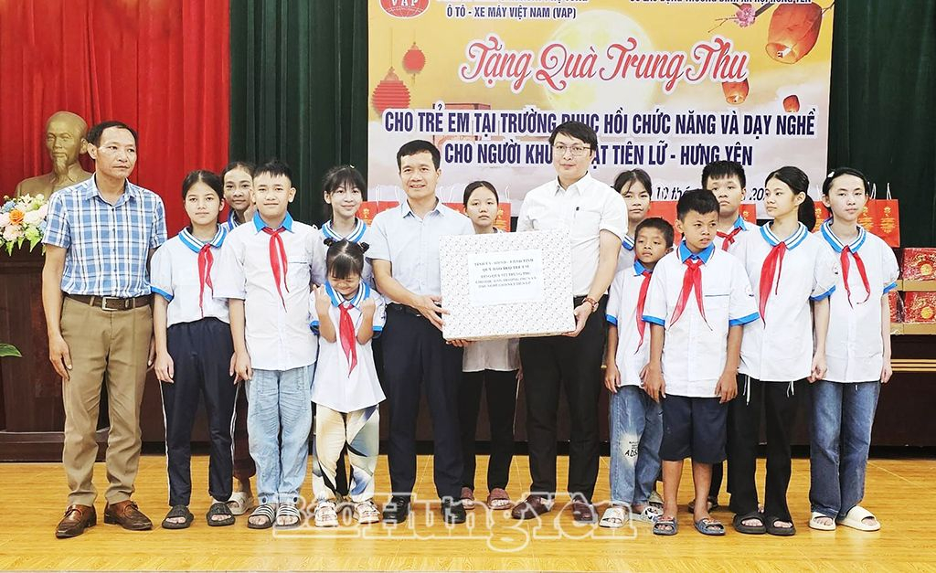 Trao quà trung thu tặng trẻ em tại Trường Phục hồi chức năng và dạy nghề cho người khuyết tật Tiên Lữ