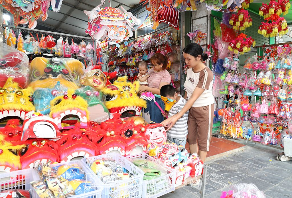 Trẻ em lựa chọn đồ chơi trung thu tại một cửa hàng ở thành phố Hưng Yên