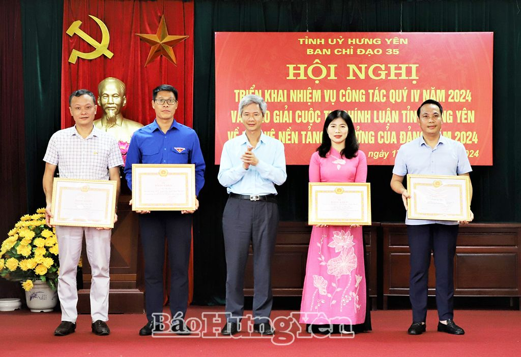 Đồng chí Đào Hồng Vận, Ủy viên Ban Thường vụ Tỉnh ủy, Trưởng ban Tuyên giáo Tỉnh ủy, Trưởng Đoàn đại biểu Quốc hội tỉnh, Phó Trưởng ban Thường trực Ban Chỉ đạo 35 Tỉnh ủy, Phó Trưởng ban Thường trực Ban Tổ chức cuộc thi trao Bằng khen của Ban Thường vụ Tỉnh uỷ tặng các tập thể, cá nhân