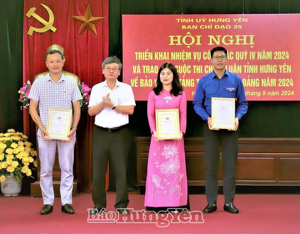 Đồng chí Nguyễn Duy Hưng, Phó Chủ tịch UBND tỉnh, Phó trưởng Ban chỉ đạo 35 Tỉnh ủy trao giấy chứng nhận cho các tác giả, nhóm tác giả đoạt giải A