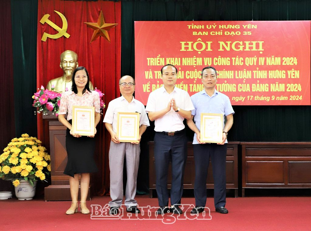 Ban tổ chức trao giải B cho các tác giả, nhóm tác giả