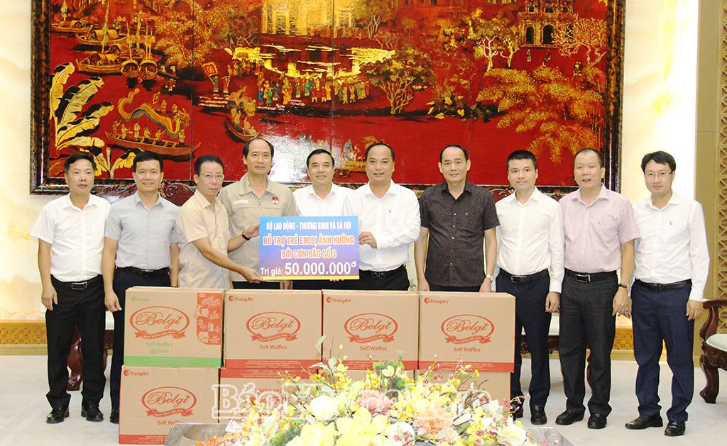 Thứ trưởng Bộ Lao động – Thương binh và Xã hội Nguyễn Văn Hồi trao 50 triệu đồng hỗ trợ trẻ em bị ảnh hưởng bởi bão số 3  tại thành phố Hưng Yên