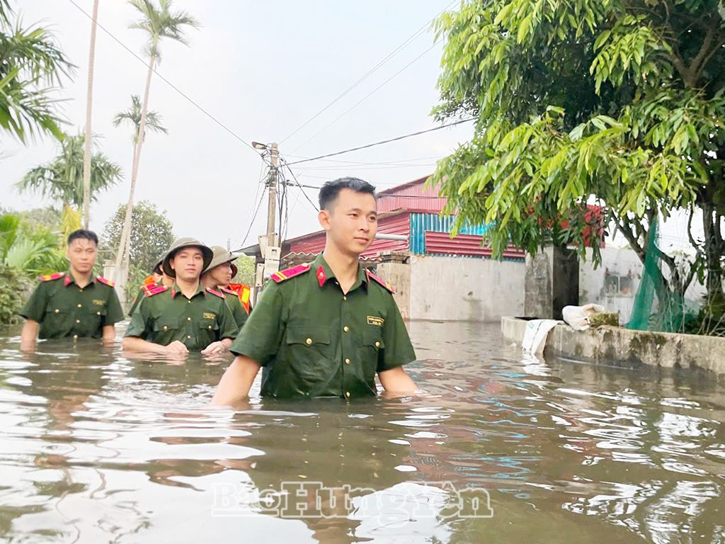 Những chiến sĩ công an dầm mình trong nước đi ứng cứu Nhân dân bị ngập lụt