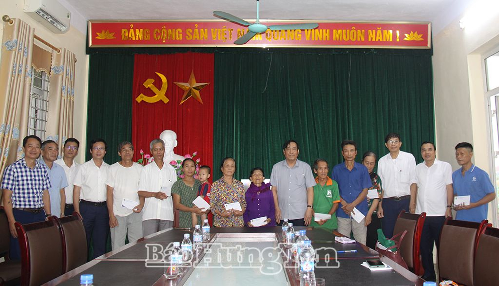  Trao quà hỗ trợ người cao tuổi xã Hùng Cường (thành phố Hưng Yên) bị ảnh hưởng do cơn bão số 3
