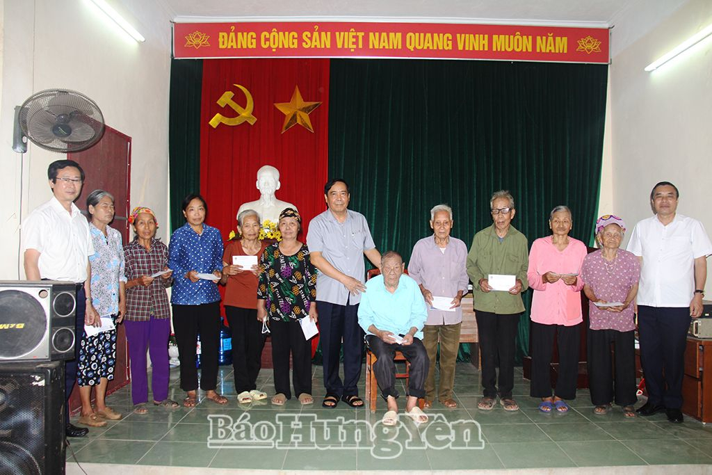 Trao quà hỗ trợ người cao tuổi xã Hoàng Hanh (thành phố Hưng Yên) bị ảnh hưởng do cơn bão số 3