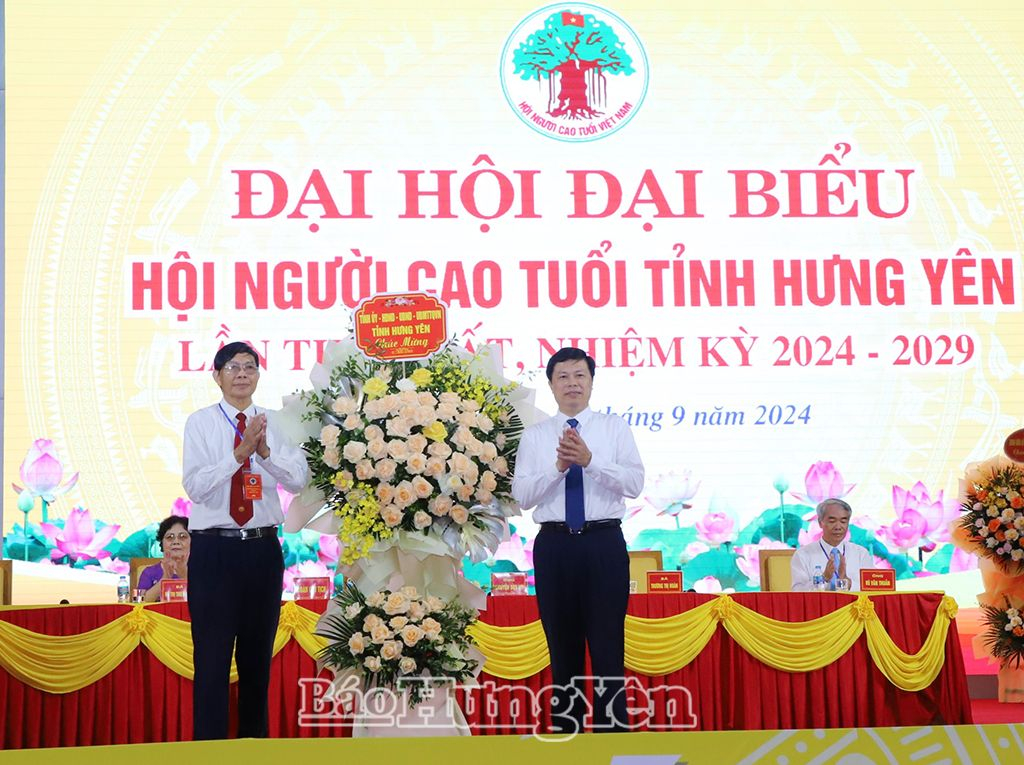Đồng chí Trần Quốc Toản, Phó Bí thư Thường trực Tỉnh ủy, Chủ tịch HĐND tỉnh tặng hoa chúc mừng Đại hội 