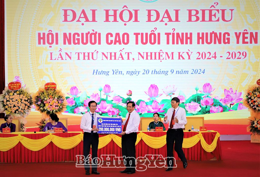 Đồng chí Nguyễn Thanh Bình, Phó Chủ tịch Ủy ban Quốc gia về NCT Việt Nam, Chủ tịch Hội NCT Việt Nam trao tiền ủng hộ đồng bào tỉnh Hưng Yên khắc phục hậu quả do cơn bão số 3 gây ra