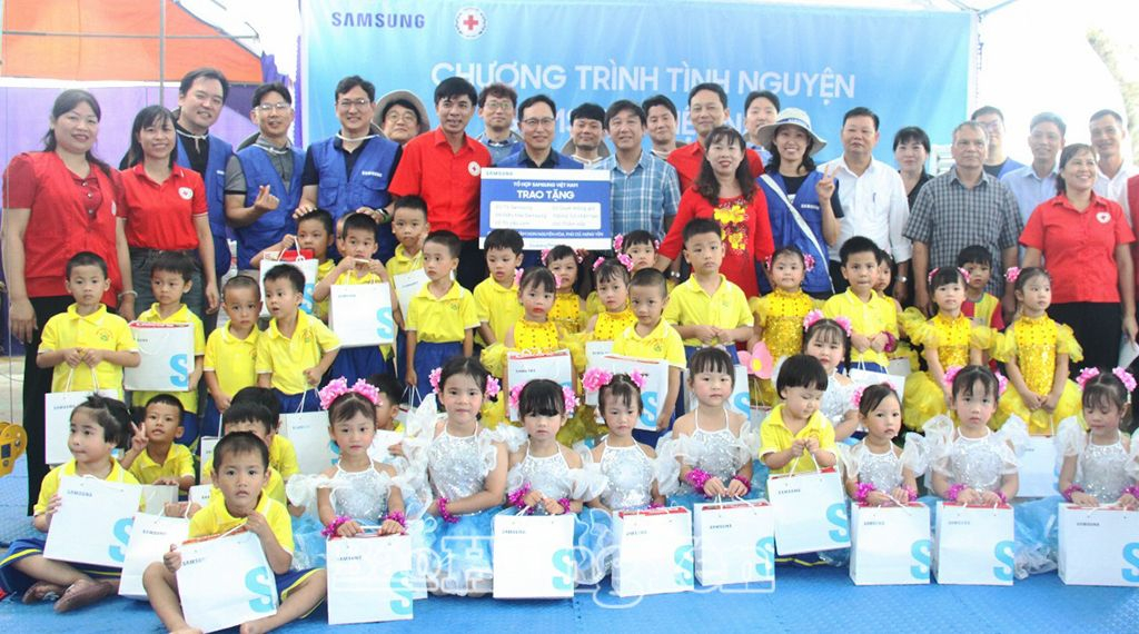 Trao tặng thiết bị, đồ dùng dạy học cho Trường Mầm non Nguyên Hòa (Phù Cừ)