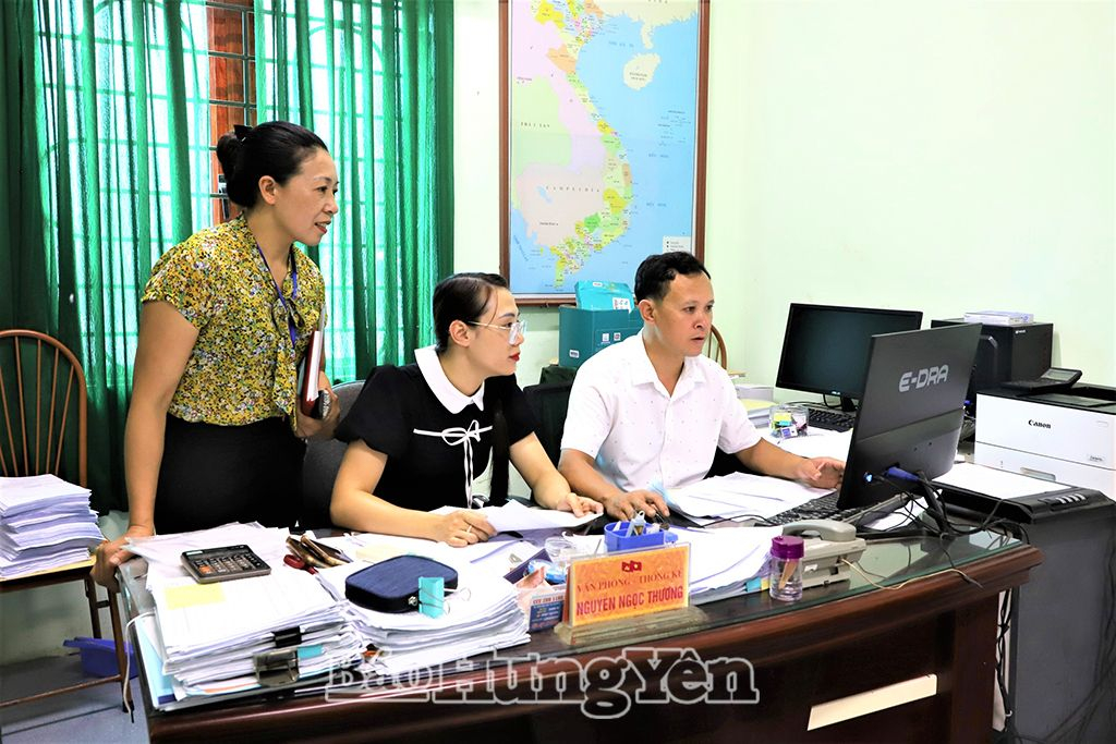 Cán bộ, công chức xã Đức Hợp phối hợp giải quyết công việc tại UBND xã 