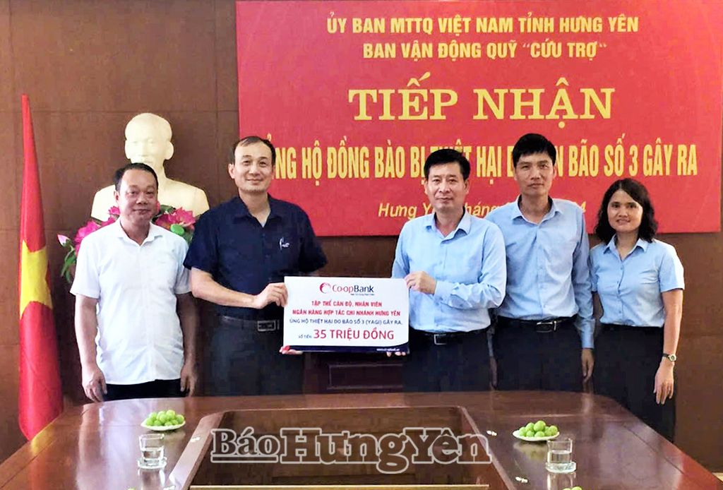 Đại diện Ban Thường trực Ủy ban MTTQ Việt Nam tỉnh tiếp nhận ủng hộ của doanh nghiệp