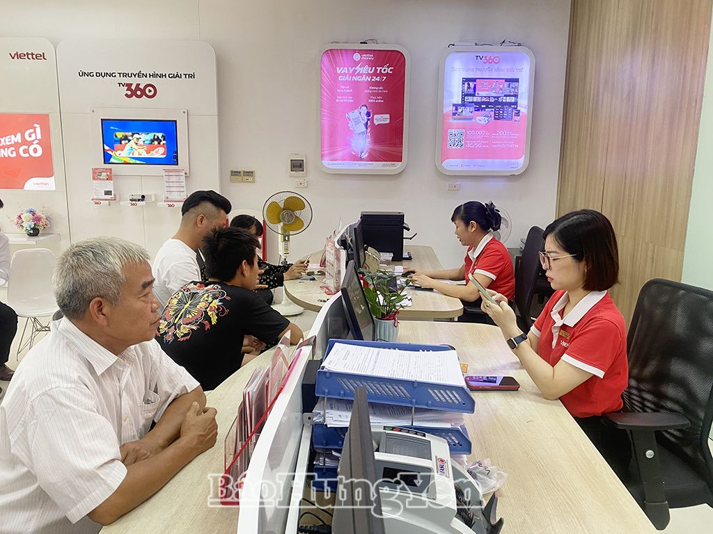 Nhân viên Viettel Hưng Yên hỗ trợ khách hàng sử dụng dịch vụ viễn thông tại thành phố Hưng Yên 