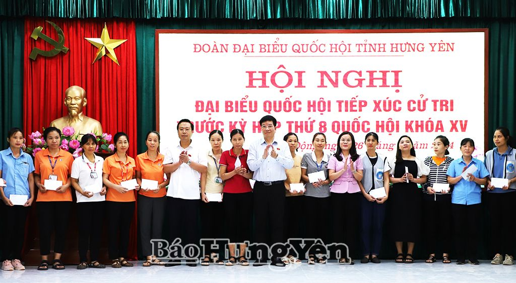 Các đại biểu Quốc hội trao quà tặng công nhân, người lao động có hoàn cảnh khó khăn, bị ảnh hưởng bởi cơn bão số 3 trên địa bàn huyện Kim Động