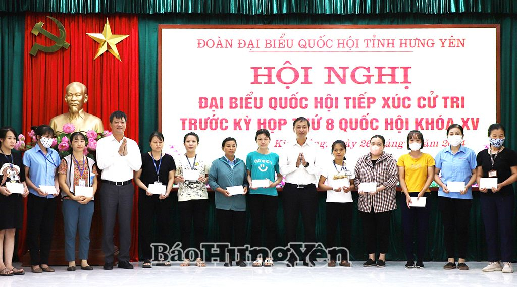 Các đồng chí lãnh đạo tỉnh trao quà tặng công nhân, người lao động có hoàn cảnh khó khăn, bị ảnh hưởng bởi cơn bão số 3 trên địa bàn huyện Kim Động