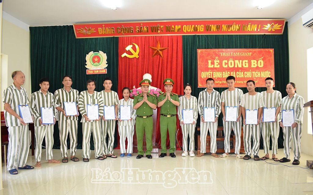 Đại diện tiểu ban đặc xá của Công an tỉnh trao quyết định đặc xá cho các phạm nhân 