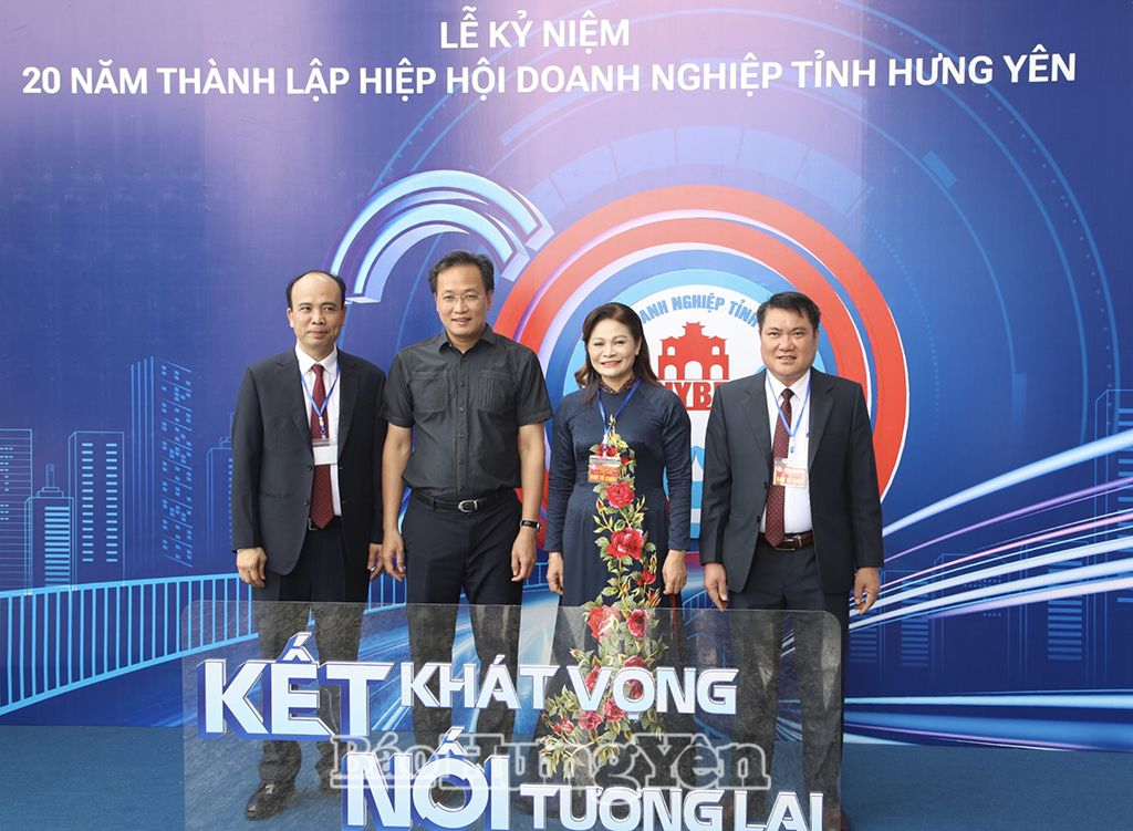 Bí thư Tỉnh ủy Nguyễn Hữu Nghĩa chụp ảnh lưu niệm với các đại biểu tham dự hội nghị