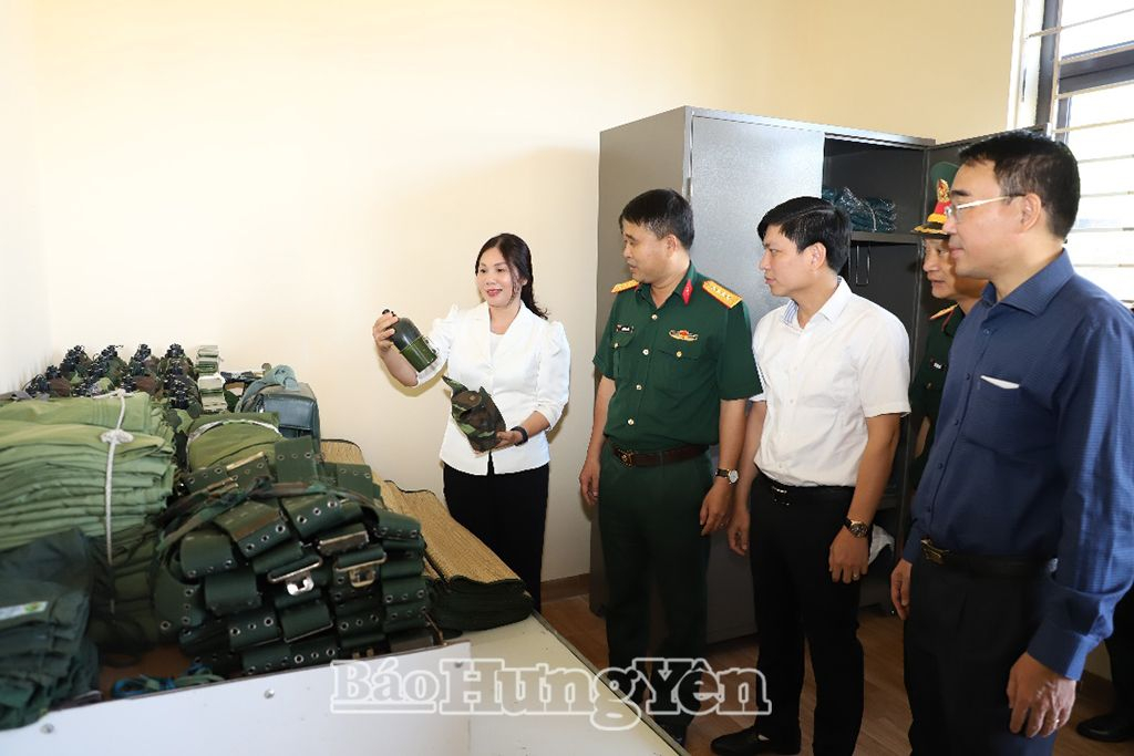 Các đại biểu tham quan trụ sở Ban Chỉ huy quân sự xã Đông Kết (Khoái Châu) 