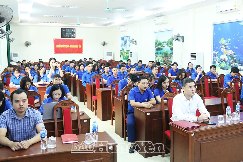 Các cán bộ đoàn dự hội nghị tập huấn