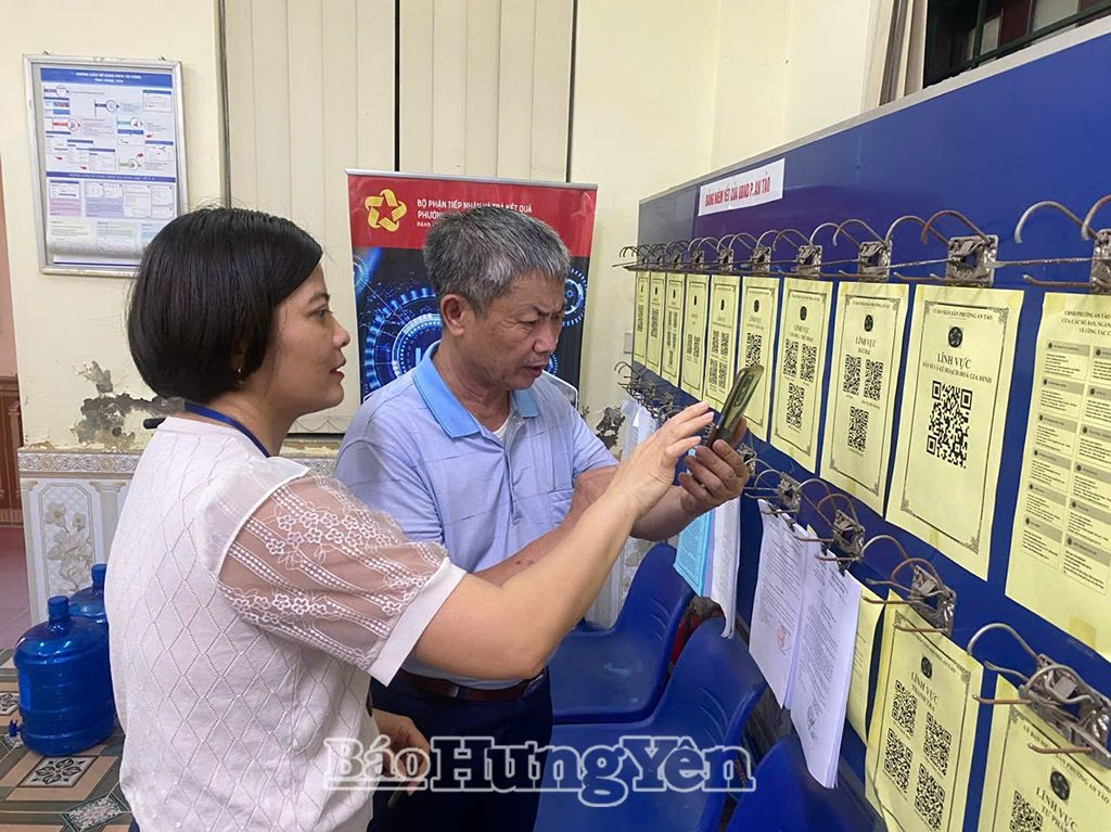 Cán bộ phường An Tảo hướng dẫn người dân thực hiện thủ tục hành chính trên môi trường điện tử