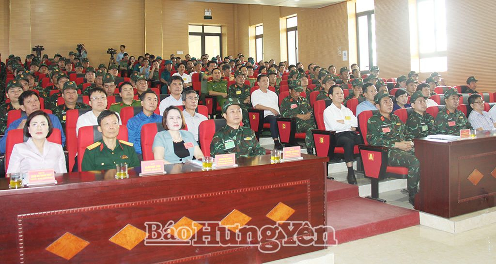 Các đại biểu dự khai mạc diễn tập KVPT huyện Phù Cừ năm 2024