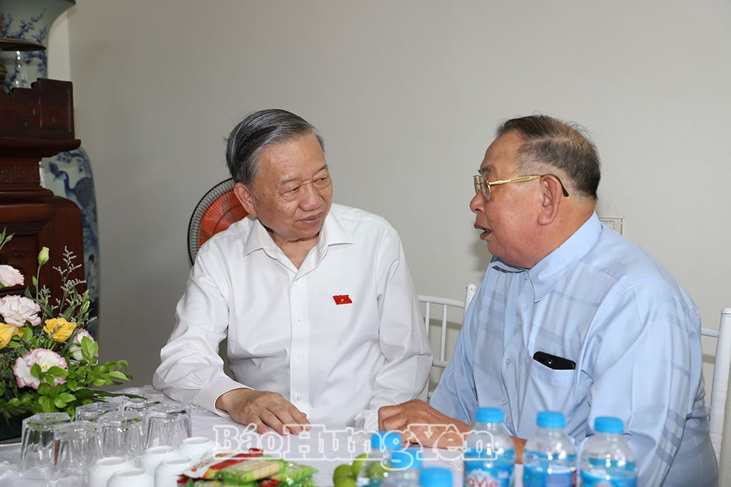Tổng Bí thư, Chủ tịch nước Tô Lâm đến thăm, tặng quà gia đình ông Nguyễn Văn Thân là thương binh ở xã Long Hưng (Văn Giang)