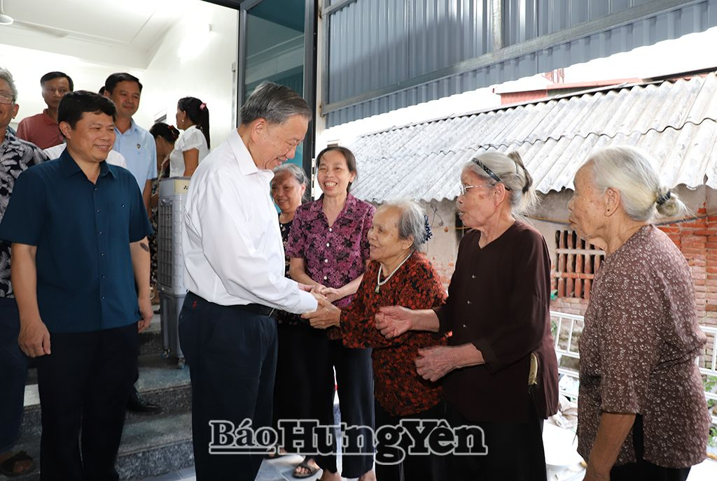 Tổng Bí thư, Chủ tịch nước Tô Lâm ân cần hỏi thăm sức khỏe, đời sống của người cao tuổi huyện Văn Giang