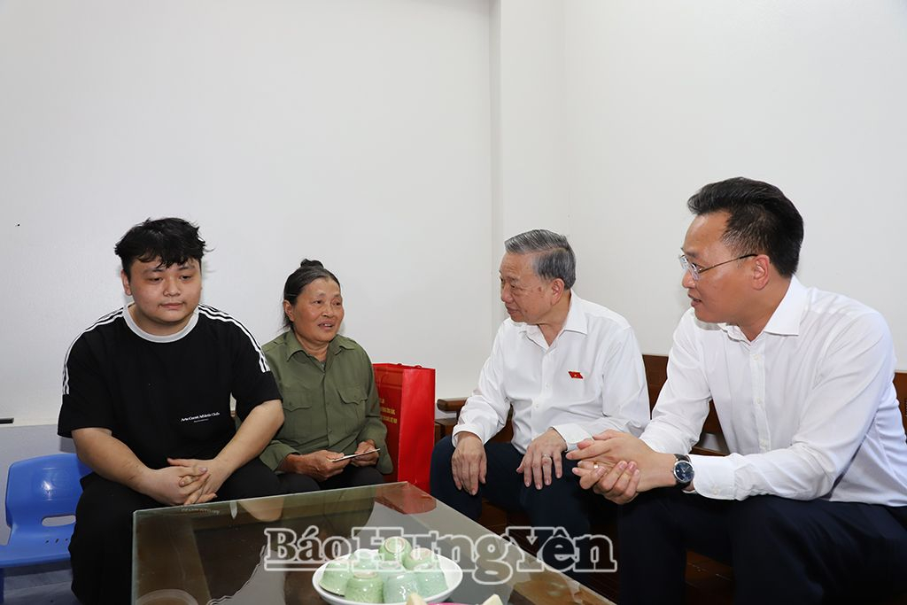 Tổng Bí thư, Chủ tịch nước Tô Lâm thăm, tặng quà gia đình bà Đinh Thị Ngân là hộ nghèo ở xã Long Hưng (Văn Giang)