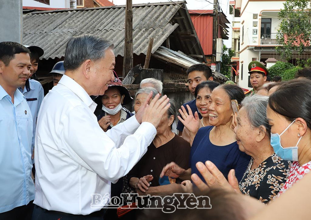 Tổng Bí thư, Chủ tịch nước Tô Lâm trò chuyện với Nhân dân xã Long Hưng (Văn Giang)