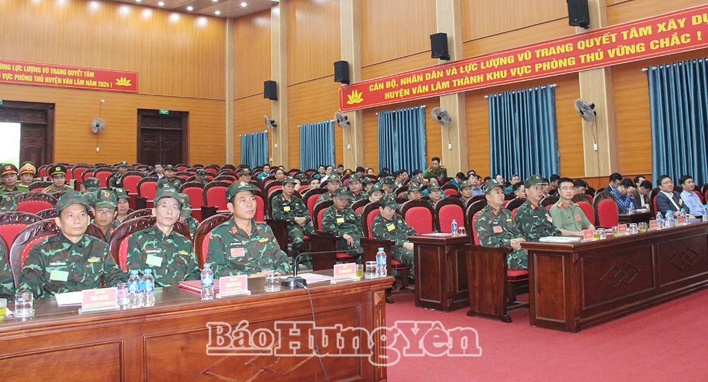 Các đại biểu dự khai mạc diễn tập khu vực phòng thủ huyện Văn Lâm năm 2024