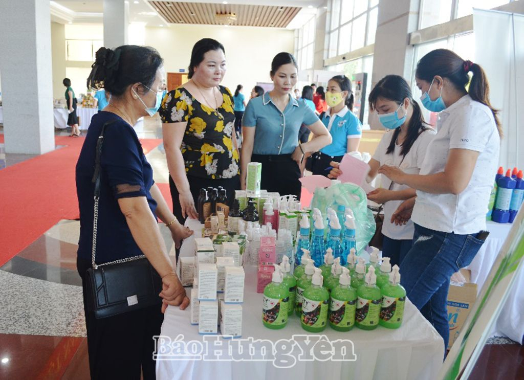 Hội viên phụ nữ trong tỉnh giới thiệu, trưng bày các sản phẩm tại “Ngày hội phụ nữ khởi nghiệp”